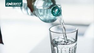 Uống đủ nước để hỗ trợ quá trình thanh lọc và giảm cân